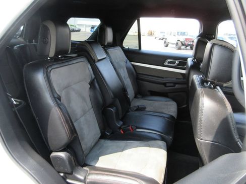 Used 2017 Ford Explorer XLT w/ Equipment Group 202A AWD/4WD image 22