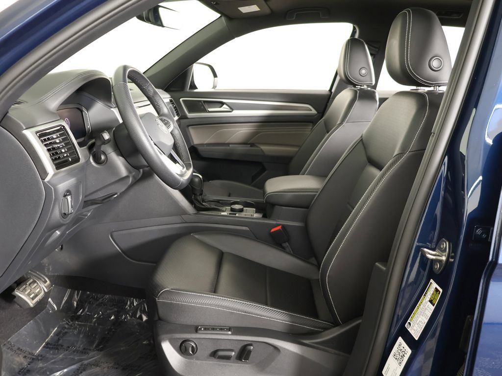 Used 2023 Volkswagen Atlas Cross Sport SEL R-Line AWD/4WD image 34