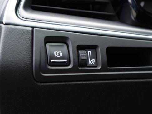 Used 2017 Cadillac XT5 Luxury image 40