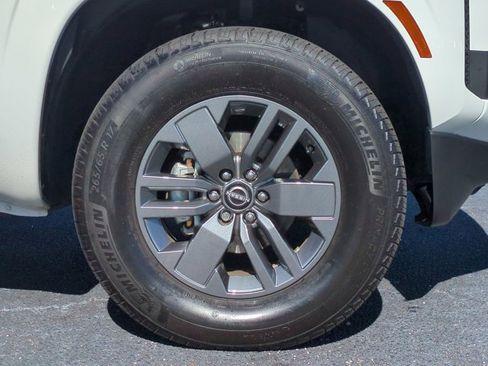 Used 2025 Nissan Frontier SV image 11