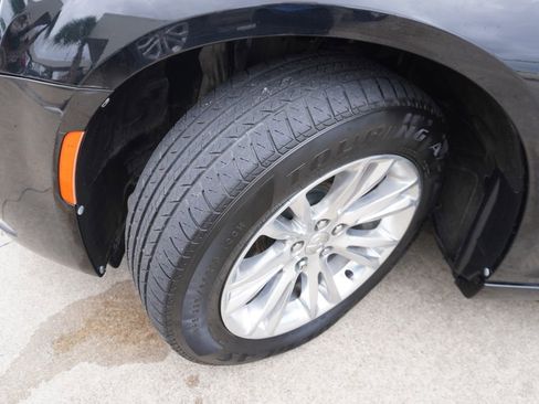 Used 2016 Chrysler 300 C RWD image 31
