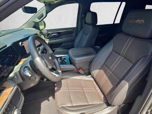 Used 2025 Chevrolet Suburban High Country AWD/4WD image 16