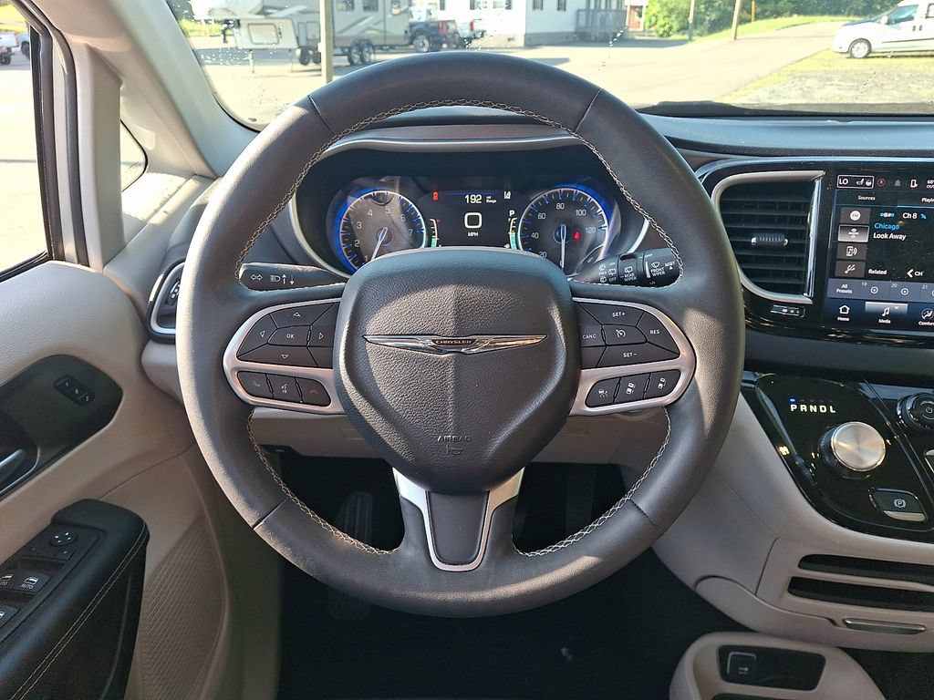 Used 2024 Chrysler Pacifica Touring-L FWD image 19