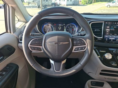 Used 2024 Chrysler Pacifica Touring-L FWD image 19