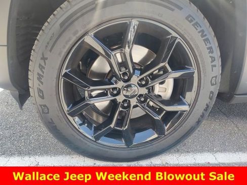 Used 2025 Jeep Grand Cherokee L Laredo image 5