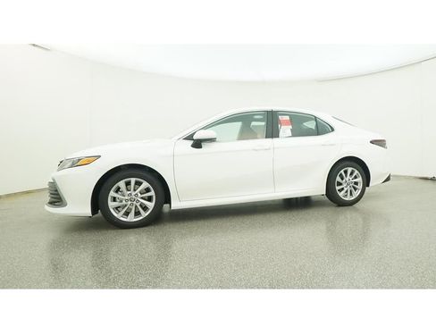 Used 2023 Toyota Camry LE image 19