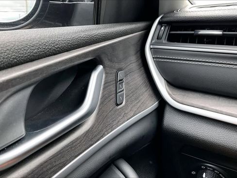 Used 2023 Jeep Grand Cherokee Limited w/ Luxury Tech Group II image 33