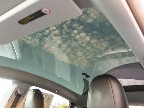 Used 2022 Tesla Model Y Long Range image 29