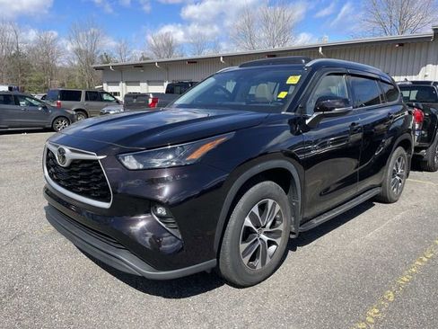 Used 2022 Toyota Highlander XLE image 1