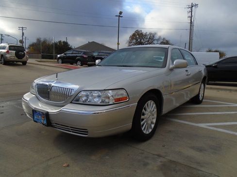 Used 2004 Lincoln Town Car Signature image 3