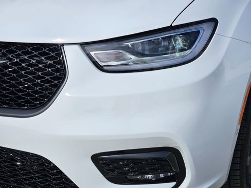 New 2026 Chrysler Pacifica Select image 10