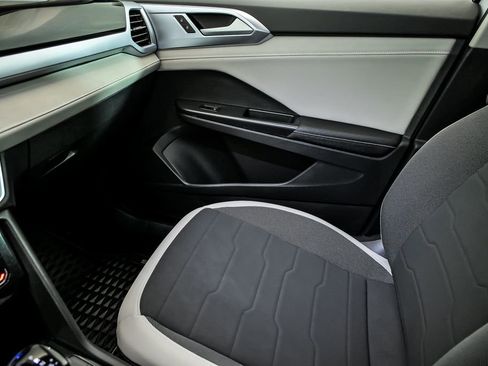 Used 2025 Volkswagen Taos SE w/ Panoramic Sunroof Package image 22