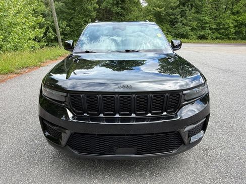 Used 2024 Jeep Grand Cherokee Altitude AWD/4WD image 3