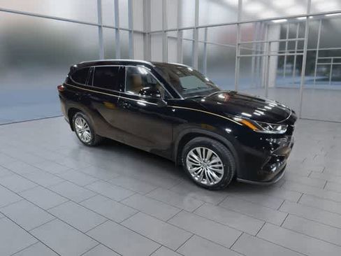 Used 2023 Toyota Highlander Platinum AWD/4WD image 2