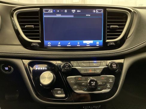 New 2025 Chrysler Pacifica Select w/ Fav Edition Package image 8