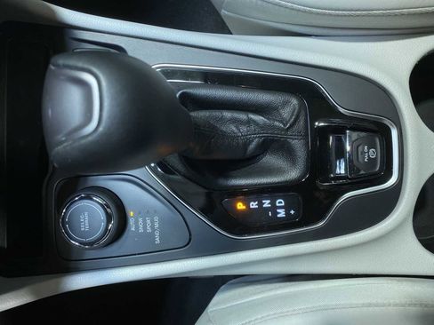 Used 2020 Jeep Cherokee Limited image 17