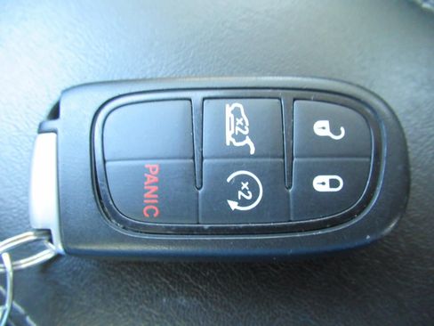 Used 2020 Jeep Cherokee Limited w/ Luxury Group AWD/4WD image 31