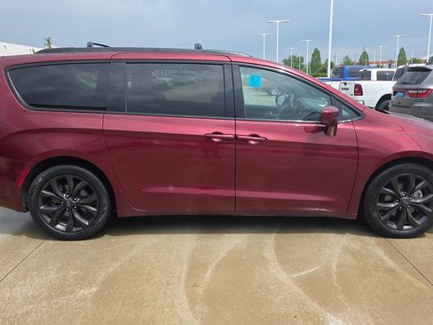 Used 2020 Chrysler Pacifica Touring-L Plus w/ Advanced Safetytec Group FWD image 6