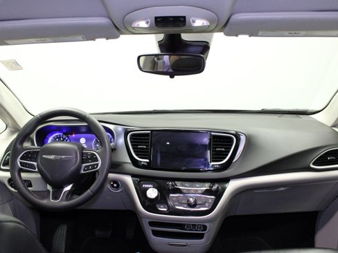 Used 2024 Chrysler Pacifica Touring-L FWD image 19
