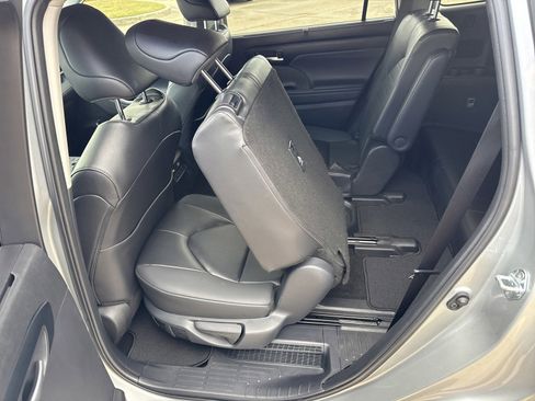 Used 2025 Toyota Highlander XLE image 14