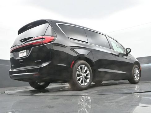 Used 2026 Chrysler Pacifica Limited FWD image 11