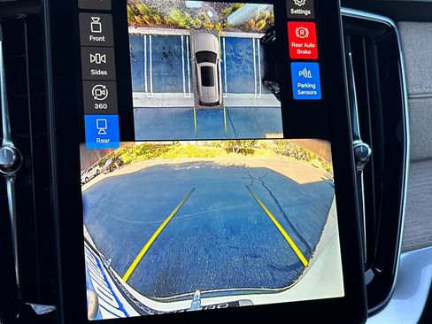 New 2026 Volvo XC90 B6 Plus w/ Protection Package Premier image 18