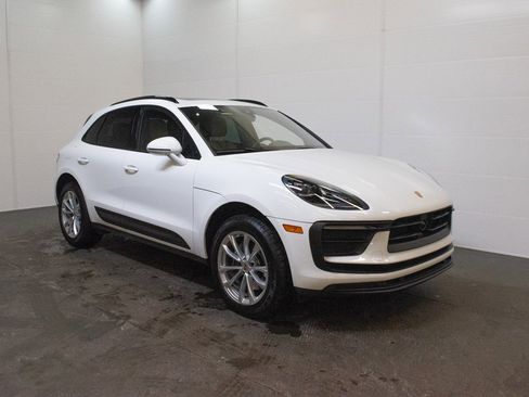 Certified 2025 Porsche Macan image 8