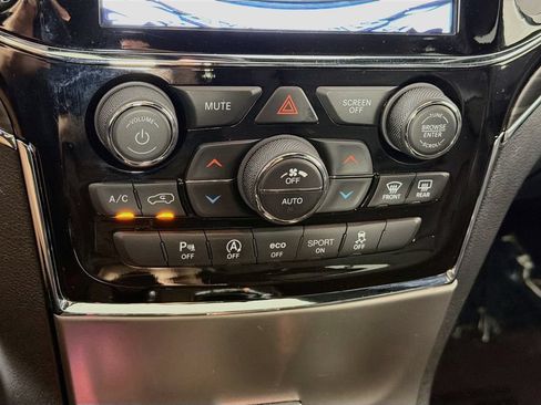 Used 2022 Jeep Grand Cherokee Limited w/ Tech Group AWD/4WD image 16