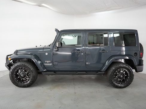 Used 2017 Jeep Wrangler Unlimited Sahara w/ Connectivity Group AWD/4WD image 4