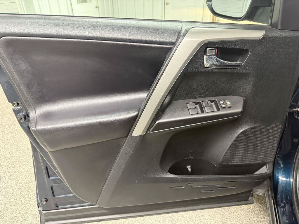 Used 2018 Toyota RAV4 XLE AWD/4WD image 22