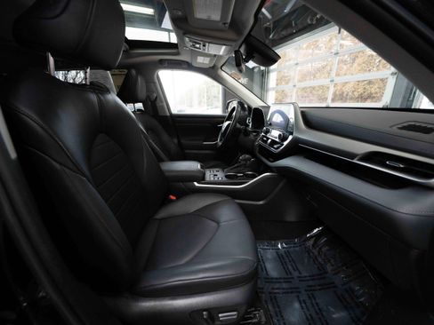 Used 2023 Toyota Highlander XLE image 27