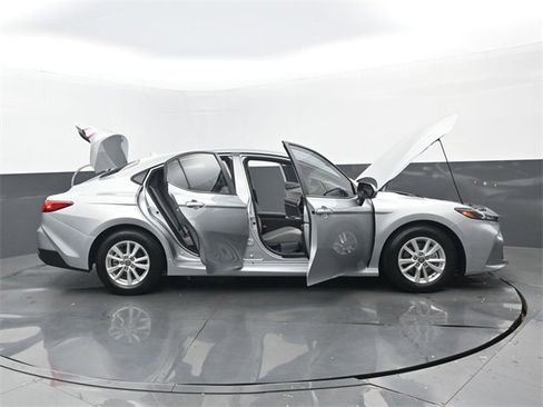 Used 2025 Toyota Camry LE image 29