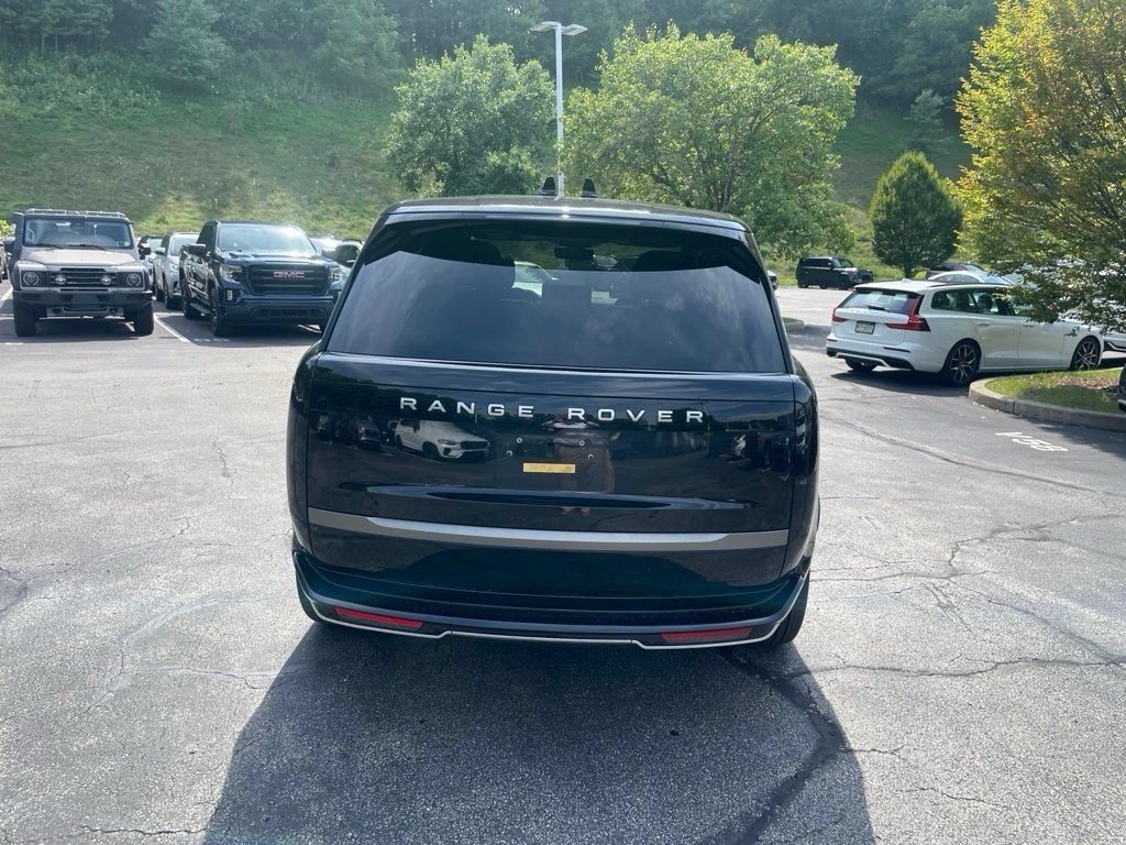 Used 2025 Land Rover Range Rover SE AWD/4WD image 8