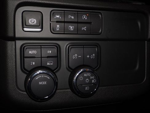 Used 2025 Chevrolet Suburban RST image 18