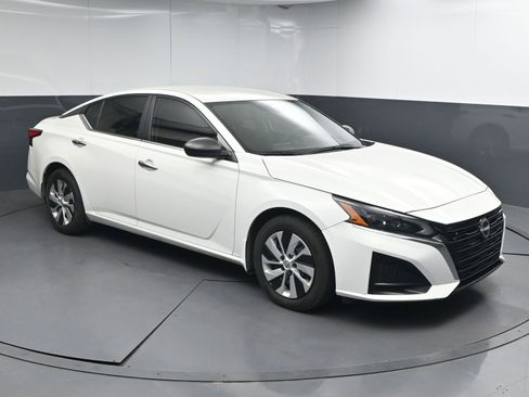 Certified 2024 Nissan Altima 2.5 S FWD image 1