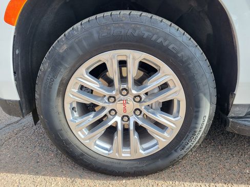 Used 2024 GMC Yukon SLT w/ SLT Luxury Package image 18