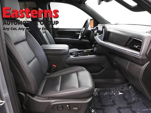 Used 2025 Chevrolet Suburban Z71 image 25