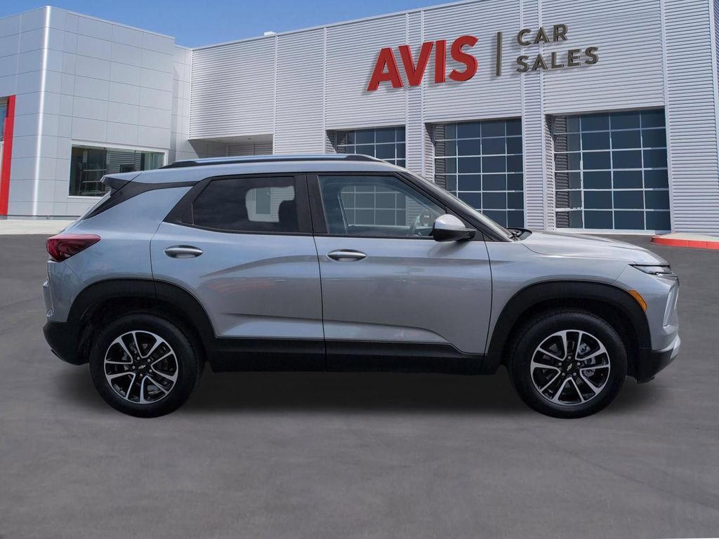 Used 2025 Chevrolet TrailBlazer LT AWD/4WD image 5