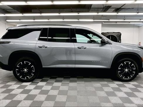 Used 2025 Chevrolet Traverse LT w/ Sun and Wheel Package image 14