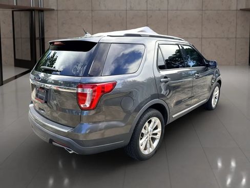 Used 2018 Ford Explorer XLT w/ Equipment Group 202A FWD image 3