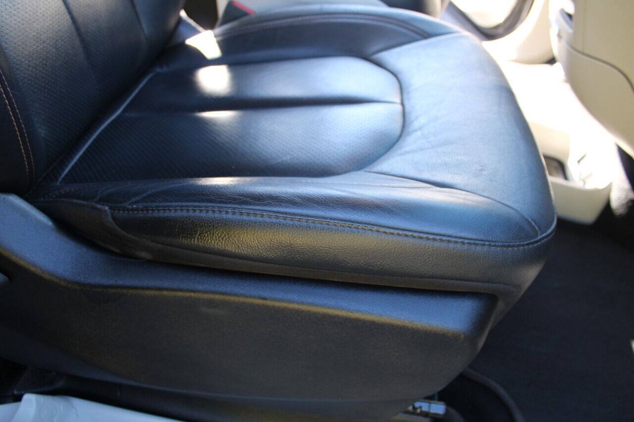 Used 2020 Chrysler Pacifica Touring-L FWD image 13