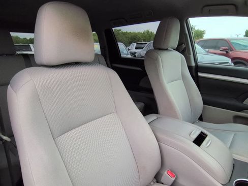 Used 2014 Toyota Highlander LE FWD image 7