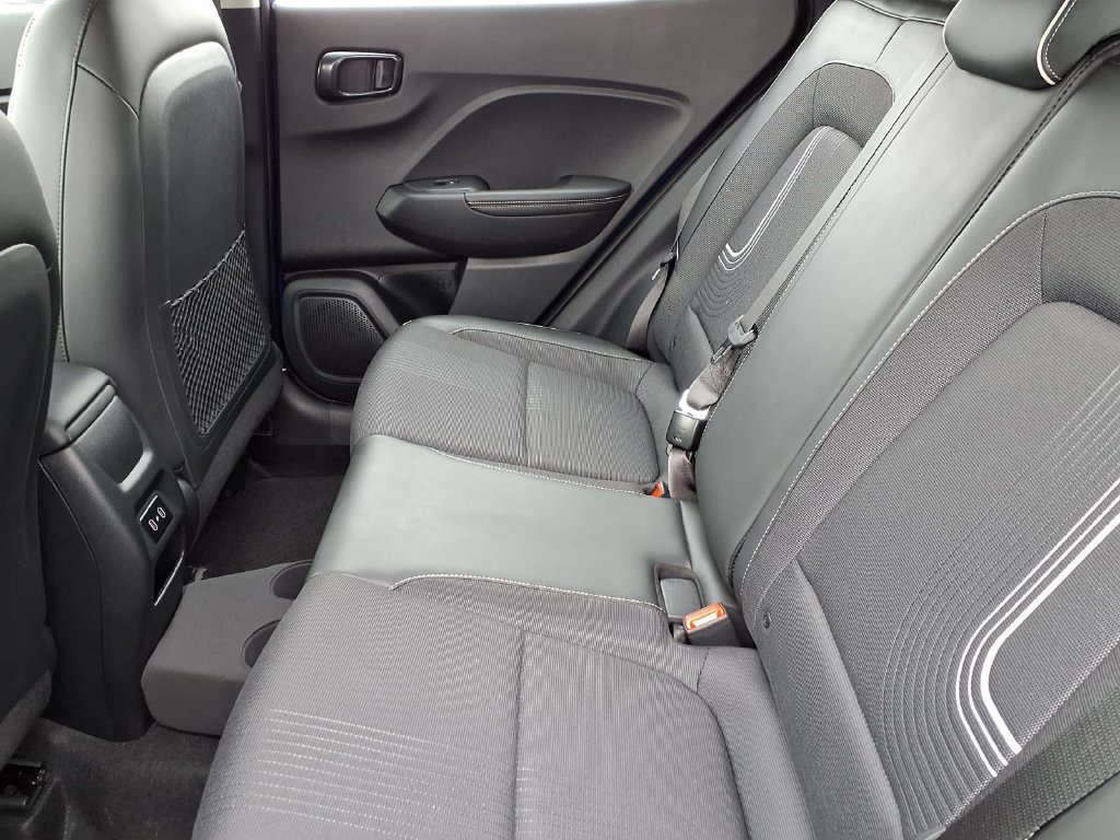 Used 2025 Hyundai Venue Limited FWD image 11