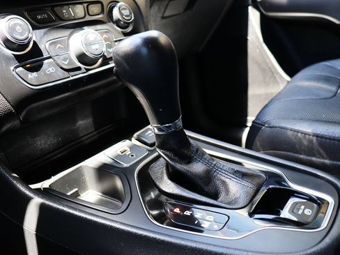 Used 2020 Jeep Cherokee Limited FWD image 53