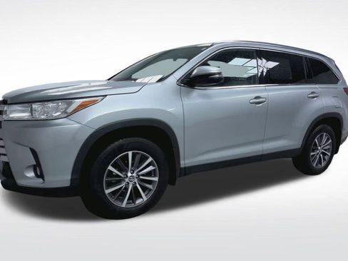 Used 2019 Toyota Highlander XLE AWD/4WD image 18