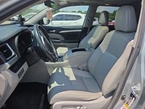 Used 2017 Toyota Highlander XLE FWD image 6