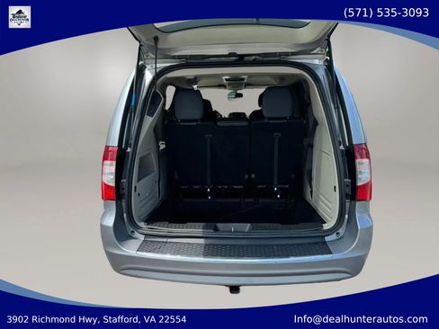 Used 2016 Chrysler Town & Country Touring FWD image 12