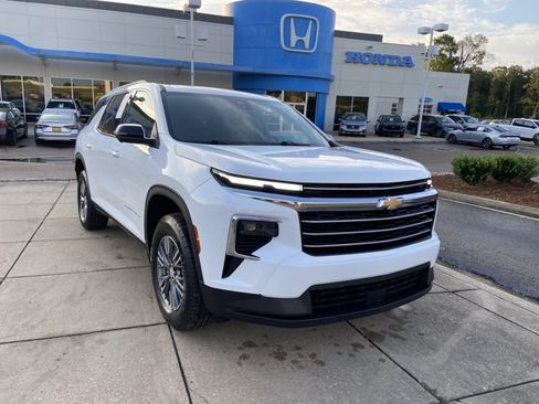 Used 2024 Chevrolet Traverse LT FWD image 2