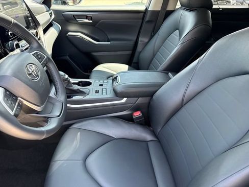 Used 2026 Toyota Highlander XLE AWD/4WD image 12