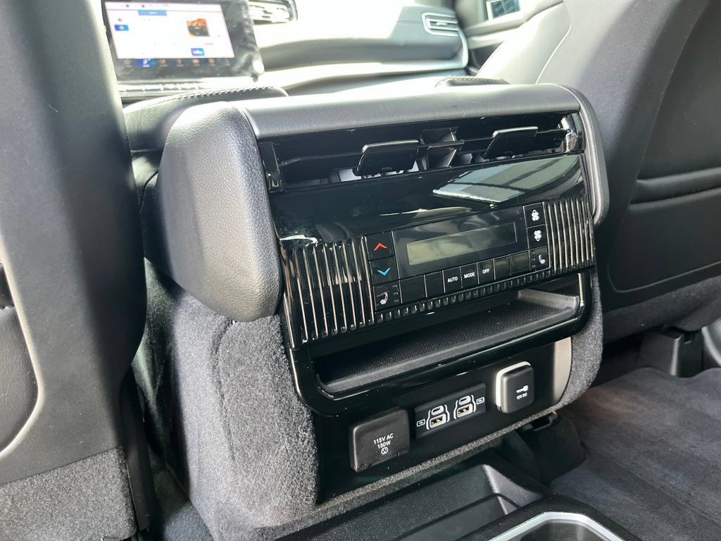 Used 2025 Jeep Wagoneer Series III w/ Premium Group I AWD/4WD image 21